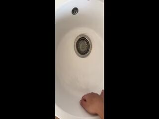 She showed how much she squirted into the sink😻💦