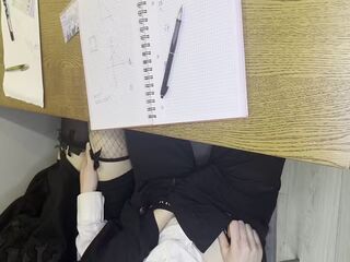Альтушка одноклассница дрочит мне во время урока и отдалась мне в туалете ( c разговорами)